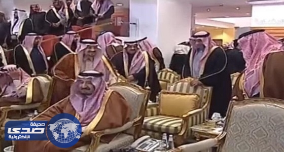 بالفيديو.. طلب خادم الحرمين لولي العهد بالجلوس إلى جانبه يثير الإعجاب