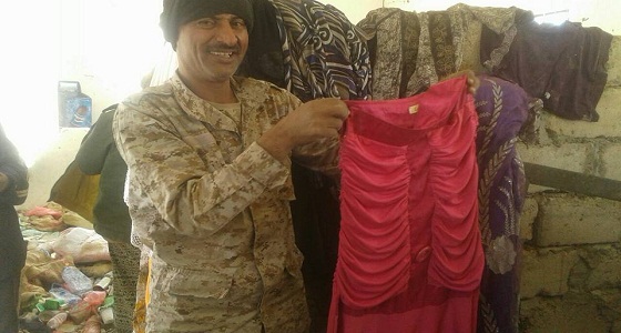 بالصور.. العثور على ملابس نسائية في مواقع تابعة للحوثيين بعد طردهم منها
