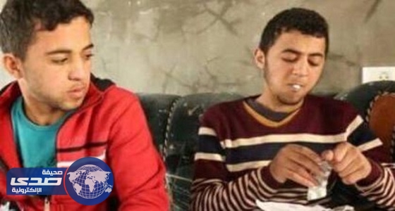 بالصور.. شقيقان يبتلعان 200 حبة دواء يوميًا وطبيب إسرائيلي يتمنى موتهما