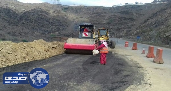 بالصور .. النقل : الانتهاء من عمليات صيانة المواقع المتضررة بعقبة الضلم جراء الأمطار