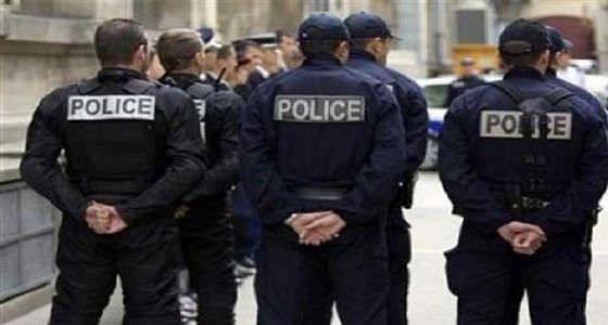 بالصور.. 4 شرطيين فرنسيين يغتصبون شاباً في الشّارع!