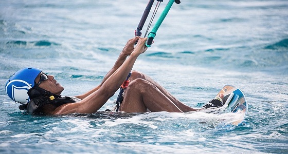بالصور.. أوباما يركب الأمواج بعد خروجه من البيت الأبيض على جزيرة صديقه المليونير