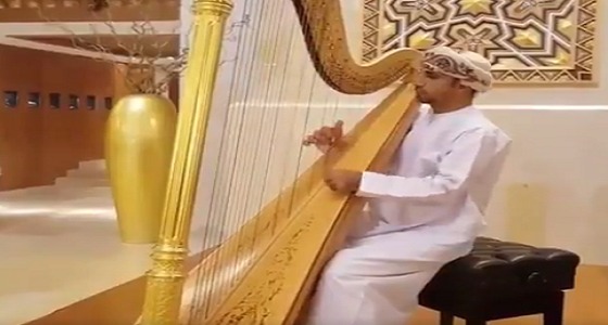 بالفيديو.. شاب عُماني يعزف على القيثارة «أنت عمري»