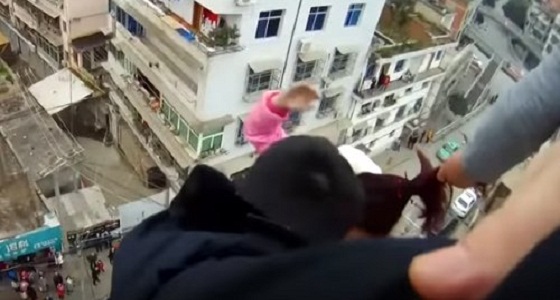 بالفيديو.. ينقذ زوجته من الانتحار في اللحظة الأخيرة