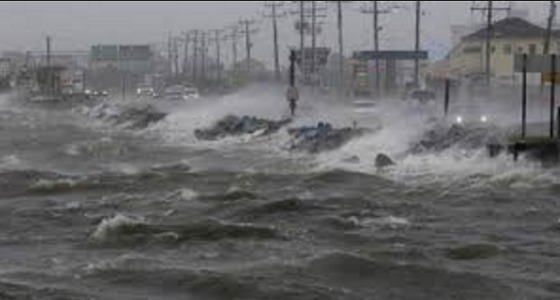 بالفيديو.. رجل يسبح في أمواج هائجة