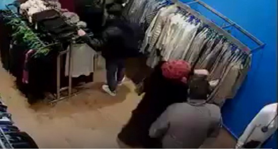 فيديو.. رجل يساعد زوجته في سرقة ملابس وإخفائها أسفل ثيابها