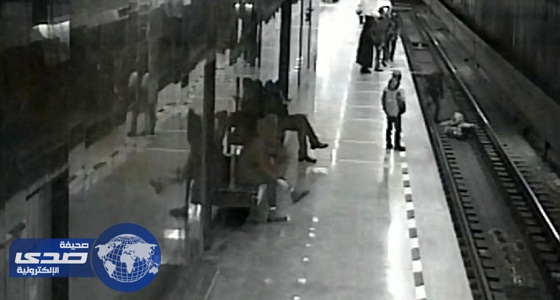 بالفيديو.. لحظة إنقاذ رجل لطفل من أمام عجلات قطار المترو