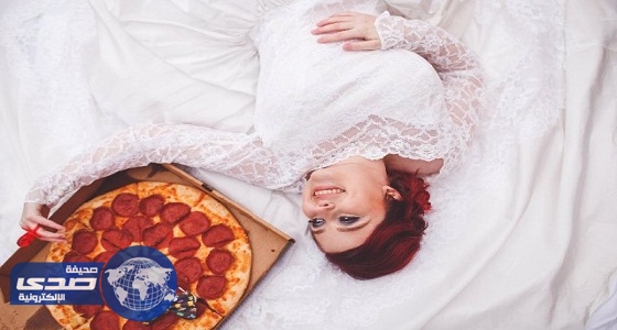 بالصور.. حفل زفاف فتاة أمريكية على قطعة بيتزا من النوع المفضل لها