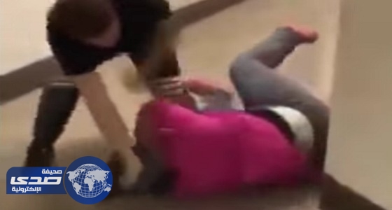 بالفيديو.. أمريكي ينهال بالضرب على فتاة مسلمة