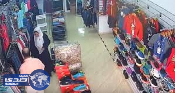 بالفيديو.. رد فعل فتاة اكتشف البائع سرقتها للملابس وإخفائها تحت عبائتها