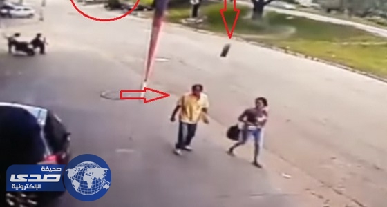 بالفيديو: رجل يتعرض لحدث نادر وغريب.. متر واحد كان ينقذ حياته