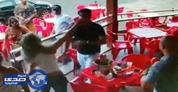 بالفيديو .. رد فعل امرأة ضبطت زوجها برفقة عشيقته داخل مطعم