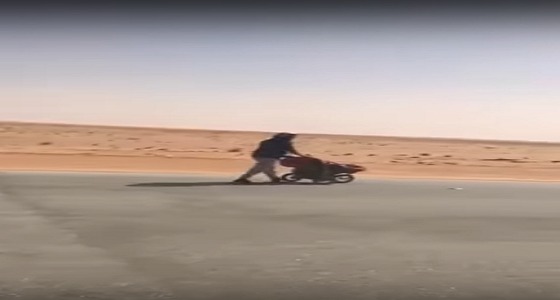 بالفيديو .. مسافر إسباني يقطع آلاف الأميال على قدميه نحو مكة