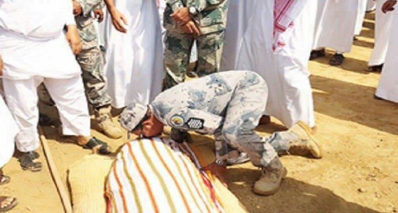 مشهد مؤثر لأحد زملاء الشهيد أبو راسين يطبع قبلة الوداع الاخيرة على جبينه
