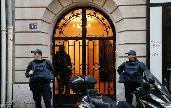 الشرطة الفرنسية تنفذ مداهمة في باريس بعد هجوم اللوفر
