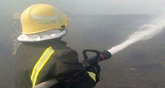 بالصور .. المدني يسيطر على حريق في موقع سكراب بالقطيف