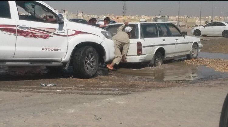 بالصور..أهالي حي الموسى يشكون سوء الطرق و انتشار الأوبئة بسبب مياه الصرف الصحي
