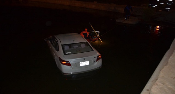 سقوط سيارة في مجرى مياه و انقاذ قائدها بطريق الملك خالد
