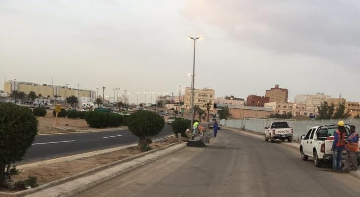 رصف شارع بجدة بسبب مرور  خالد الفيصل  وترك أجزاء تعاني من الإهمال يثير الغضب