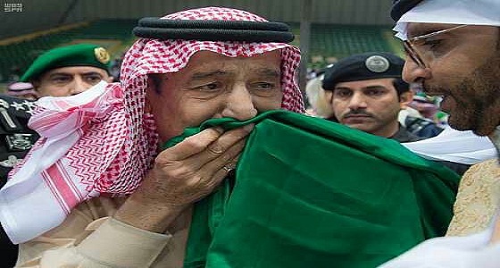 بالصور.. خادم الحرمين يقبل العلم خلال تشريفه العرضة في مهرجان الجنادرية