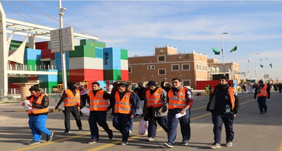 الهلال الأحمر يوزع أكثر من (400) مظلة لزوار مهرجان الجنادرية