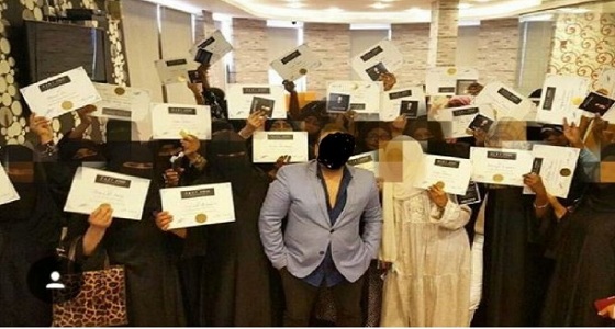 لبناني يقيم دورة مكياج للفتياتِ بجدة يثير الجدل على تويتر