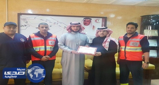 الهلال الأحمر  يكرم مواطن شارك في حادث حزم الجلاميد غرب عرعر