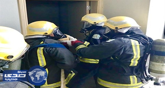 3 طلاب يكسرون باب شقة لإنقاذ أم وأطفالها من حريق بجدة