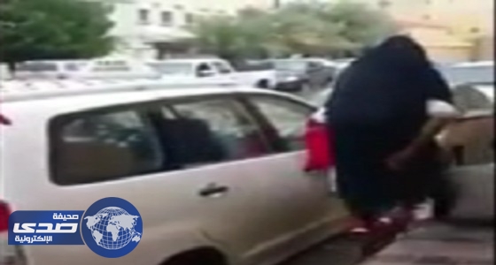 بالفيديو.. أب يحمل ابنته من المدرسة إلى السيارة بسبب الأمطار بالشرقية