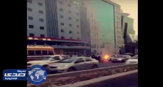 بالفيديو .. احتراق سيارة أمام وزارة الداخلية