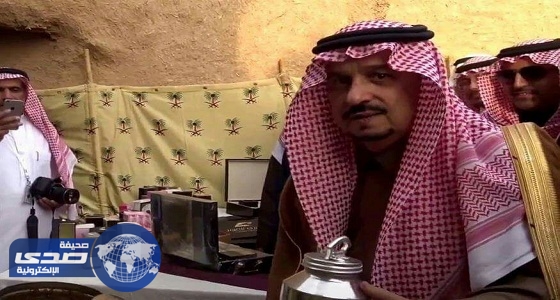 بالفيديو.. مسنة تفاجئ أمير الرياض بموقف طريف حصل بينهما قبل سنوات