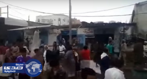 بالفيديو .. آثار سقوط صاروخ حوثي علي سوق شعبي بمأرب