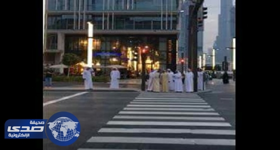 بالفيديو ..  حاكم دبي ينتظر إشارة المشاة  في أحد التقاطعات