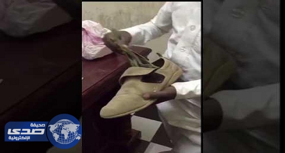 فيديو مثير لطفل متسول يخبئ حزما من الريالات داخل حذائه