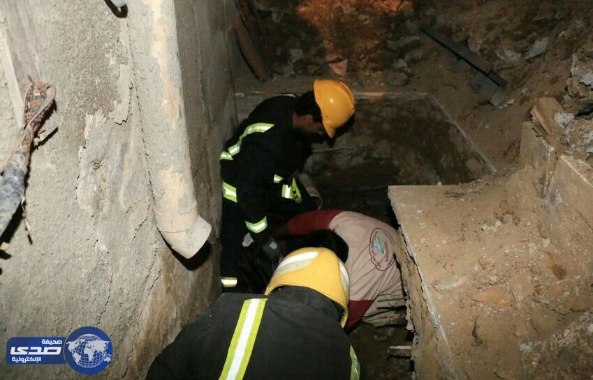 بالصور..انتشال جثة شخص من داخل حفرية بعمارة في حي النزهة بمكة