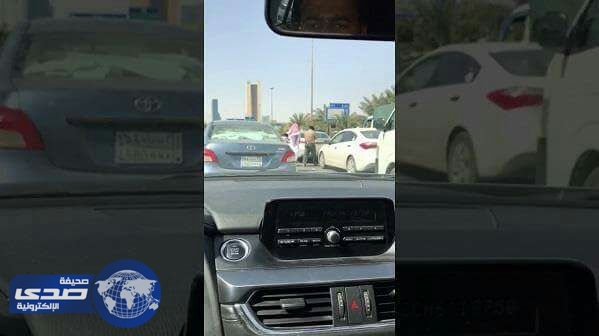 بالفيديو.. مضاربة ساخنة بين مواطنين على طريق الملك فهد بالرياض