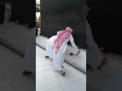 بالفيديو.. غسل شاذروان الكعبة من آثار حادثة البنزين