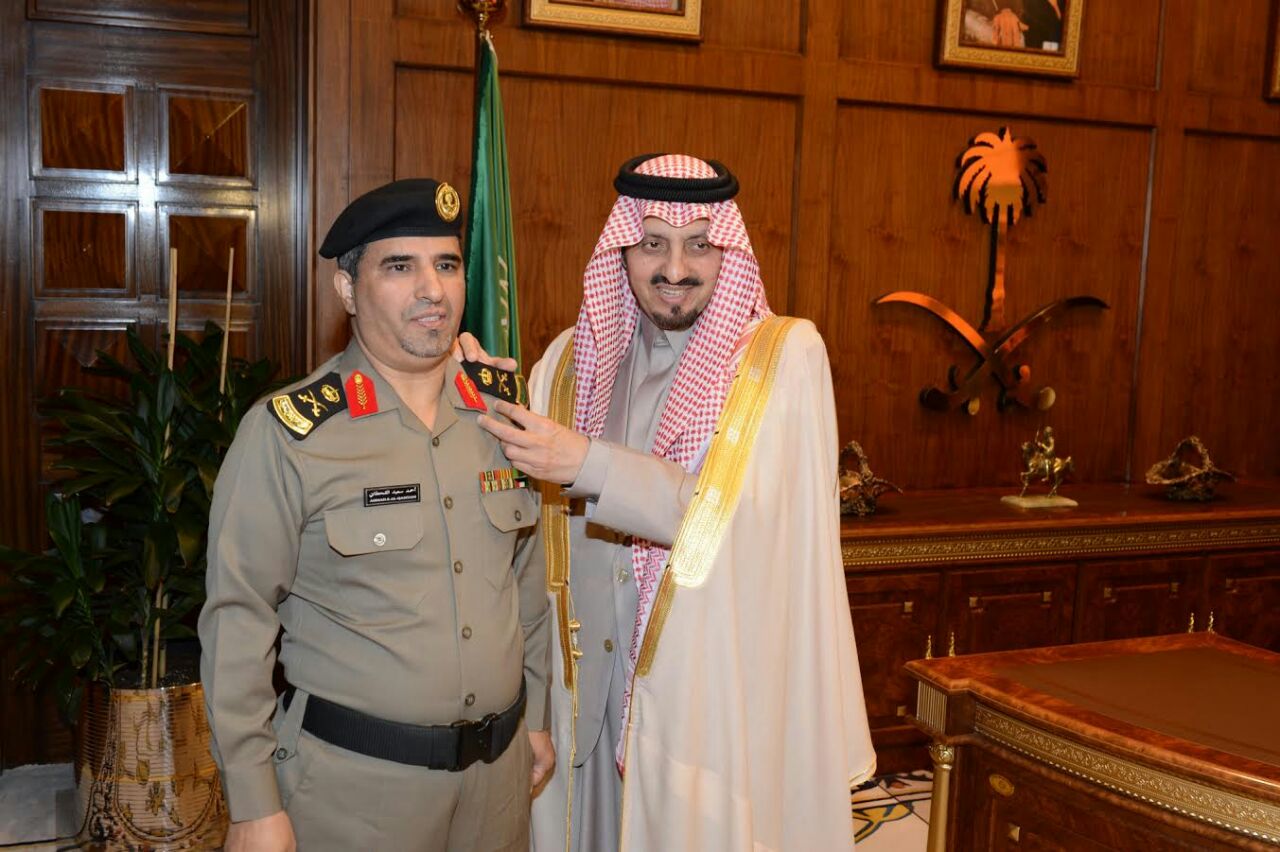 أمير عسير يقلد القحطاني رتبته الجديدة