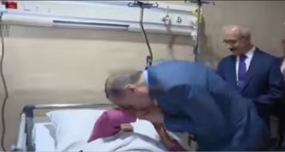بالفيديو.. أردوغان يقبل يد مسنة مريضة
