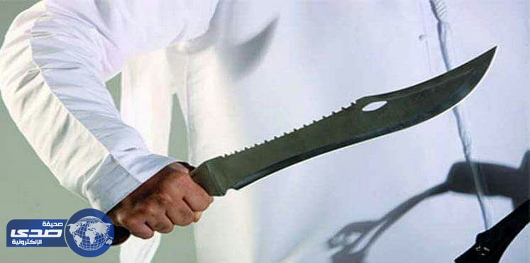 طالب إماراتي يحاول ضرب عنق باكستانيين بالسيف