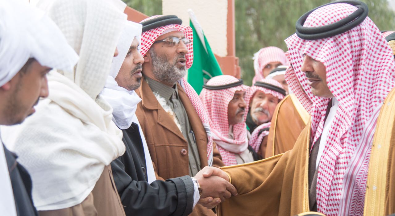 سمو أمير الباحة ينقل تعازي ومواساة خادم الحرمين الشريفين وولي عهده وولي ولي العهد ويقبل جبين الشهيد خالد الزهراني