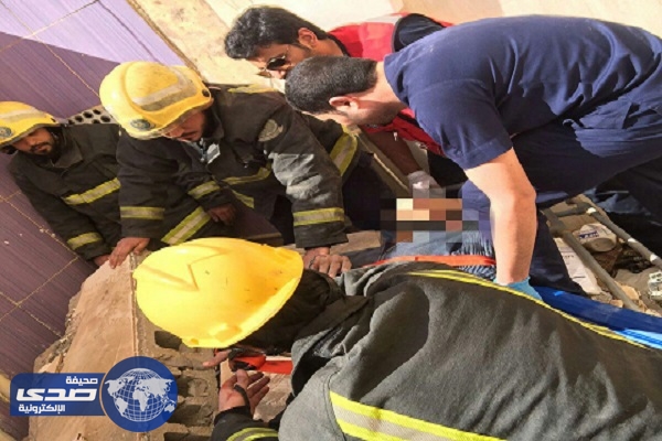 انقاذ عامل سقط عليه جدار بحفر الباطن