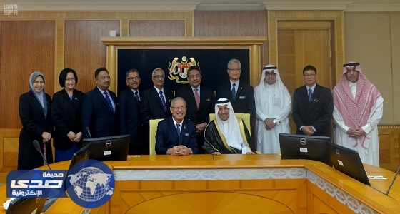 بالصور.. وزير العمل يلتقي وزير الموارد البشرية الماليزي على هامش زيارة خادم الحرمين