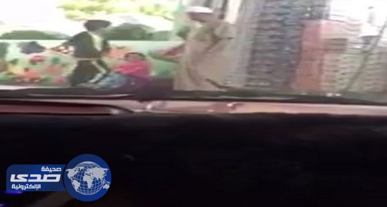 فيديو متداول لشخص يتحرش بطفلة في شرائع مكة والشرطة: معتل نفسي