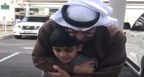 بالفيديو.. ولي عهد أبو ظبي يقبل يد طفل يهجو الحوثيين