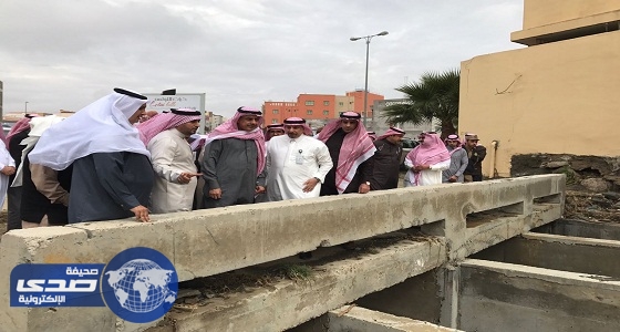 وزير الشؤون البلدية والقروية يقف ميدانياً على أوضاع السيول في منطقتي الشرقية وعسير