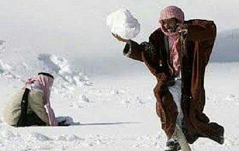 بالفيديو.. السعوديون يواجهون البرد بـ ” السخرية “