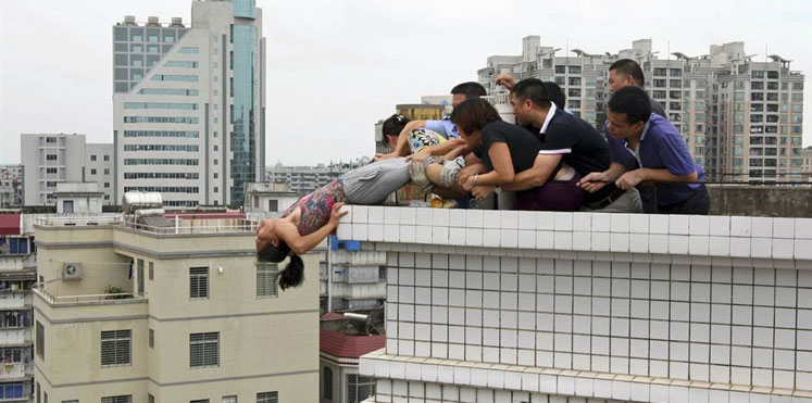بالفيديو..سيدة صينية تحاول الانتحار  لكن شعرها أنقذ حياتها