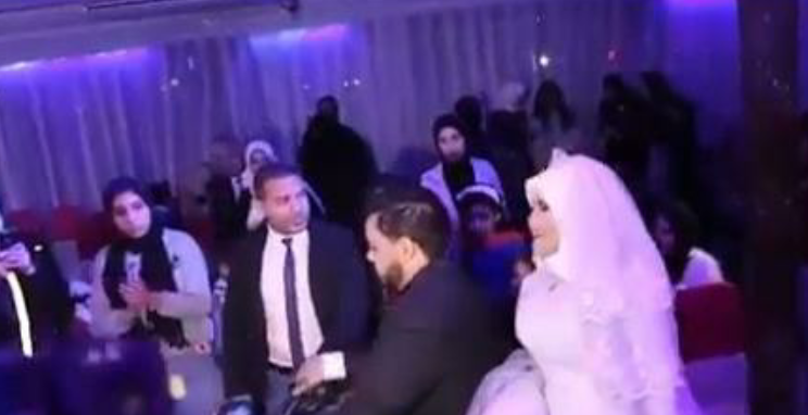 فيديو طريف ..عروسان يفاجآن اقاربهما بدخول القاعة بدراجة نارية