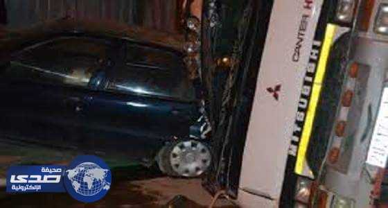 بالفيديو .. انقلاب شاحنة عملاقة على سيارة والسبب الرياح